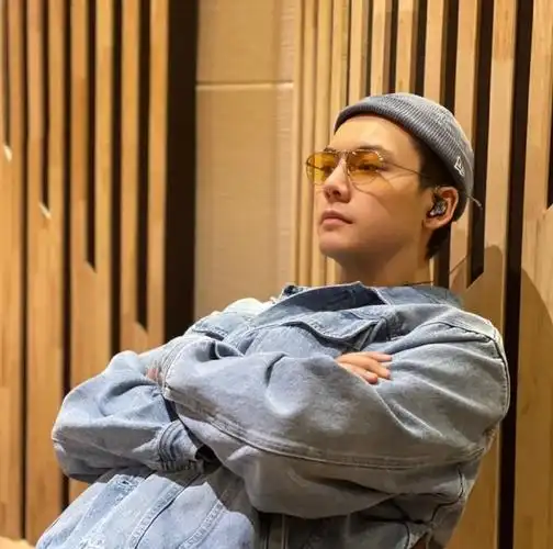 陈伟霆超话#陈伟霆一起露营吧#这是选好头像了吗