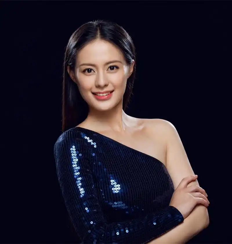 王力可拍摄优雅气质时尚大片