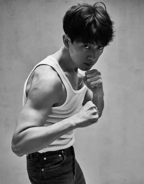 说到李现的身材和肌肉,那绝对是穿衣显瘦,脱衣有肉的标准示范,在明星