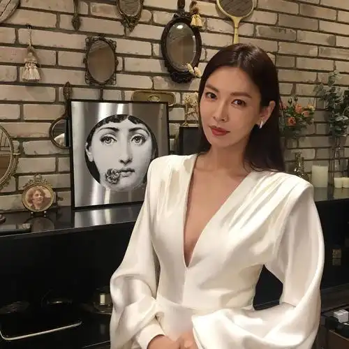 金素妍李尚禹夫妇无论怎么穿都如胶似漆演绎颜值夫妇