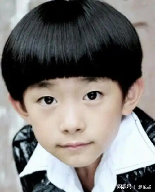 之前被嫌丑的易烊千玺如今锅盖头造型帅到炸