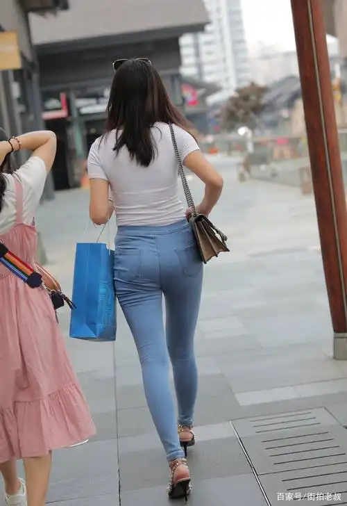 高腰牛仔裤可以让胯宽肚圆的女性身材也有型,婀娜多姿