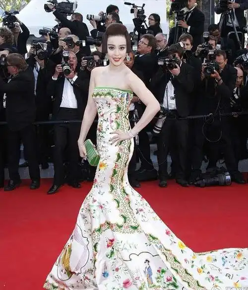 范冰冰龙袍,凤袍,虎袍,鹤袍背后的设计师,有人一直等了她六年|红毯