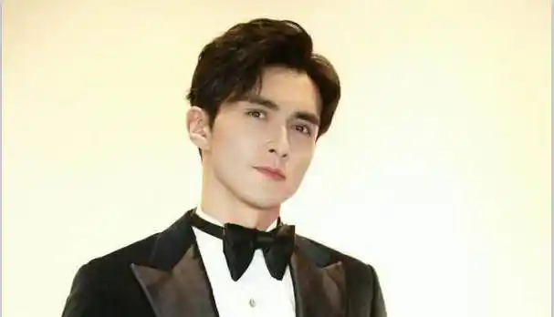 曾是快递员的他被杨幂一眼相中,30岁出道,如今红得一塌糊涂_高伟光