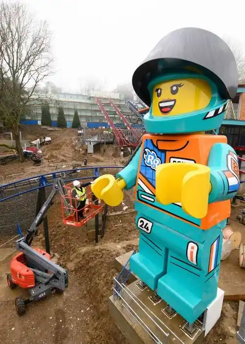 世界上最高的人仔亮相英国乐高乐园