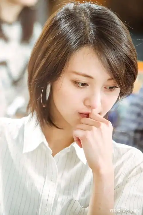 《流淌的美好时光》郑爽美照欣赏,短发素颜依旧是盛世美颜啊!