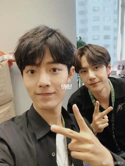 双人机场快乐781598_漫画图片_肖战王一博_博君一肖是真的_博君