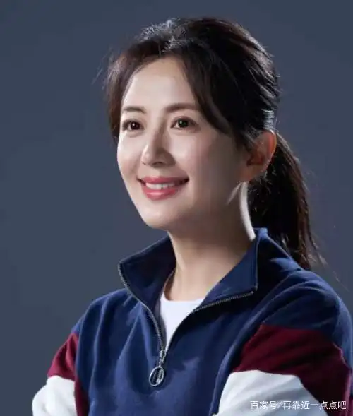 知名女星拍戏中途意外怀孕,儿子生父不明,如今45岁仍似少女