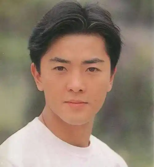 郑伊健的清秀帅气,在他小时候就展现出来,17岁时,郑