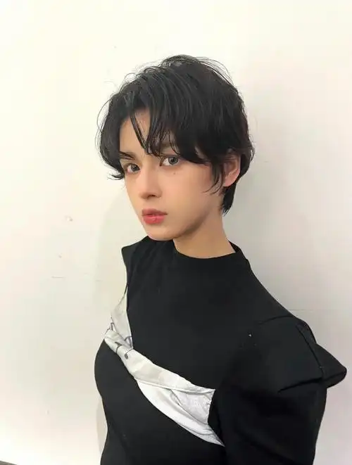 女生短发全头是做了一个造型烫的效果[种草r]让整体发型更蓬松更有灵