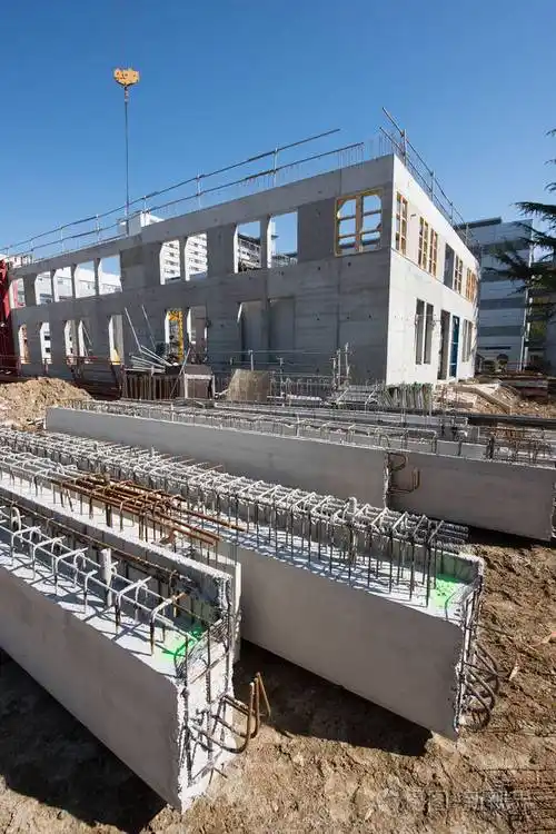 用钢筋混凝土建造现代建筑