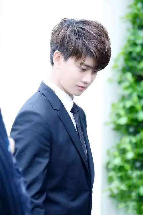 任嘉伦的逆天少年感现代装比陆绎还可网友长在审美上的男人