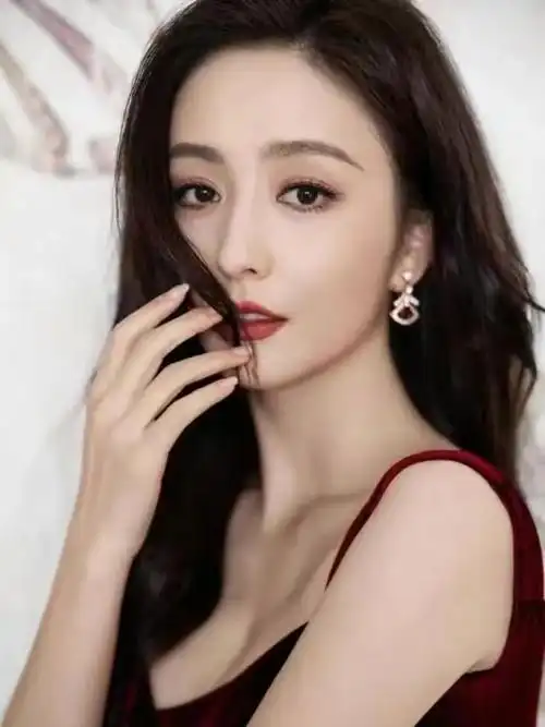 佟丽娅情人节发海边照片海风吹过短发长裙少女感满满美极了