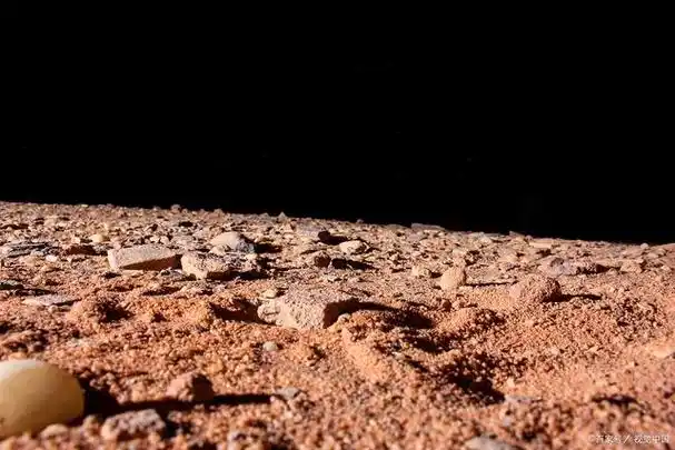 真实拍摄的火星表面,好奇号在这里发现了很多奇怪的物体