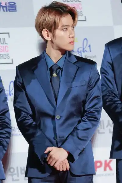 边伯贤·0858555901085601 蓝丝绸西装太鲨人