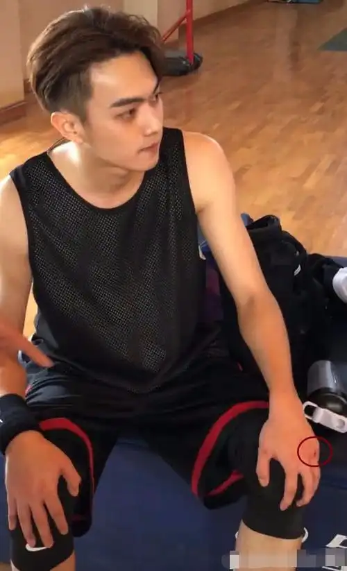 路人镜头下的许凯暴露真实素颜黑眼圈抢镜网友辛苦了