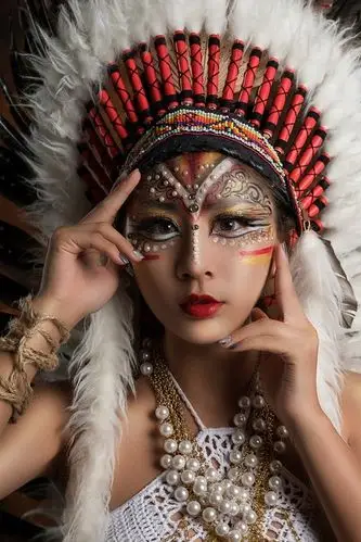 美丽的亚洲女孩,化妆,装饰,羽毛,印第安风格