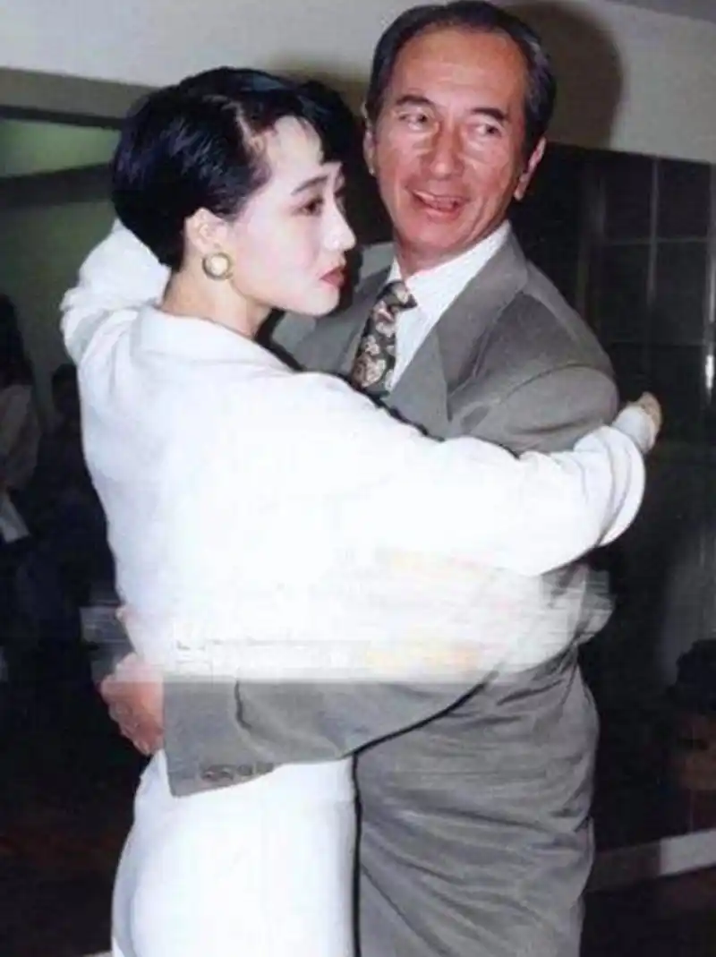 回顾一组利智与赌王跳舞的老照片,我才明白为何李连杰那么爱她!