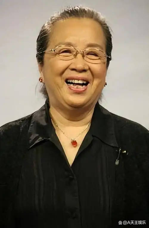 84岁"容嬷嬷"李明启近况,一脸疲惫走路直喘气,她怎么了?