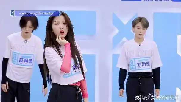 刘雨昕过于可爱教虞书欣跳舞结果给教不会了