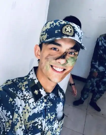 易烊千玺参加军训照片