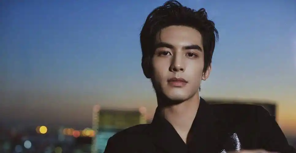 前段时间她和宋威龙两人被拍到现身街头,两人举止亲密,然后还一起进了