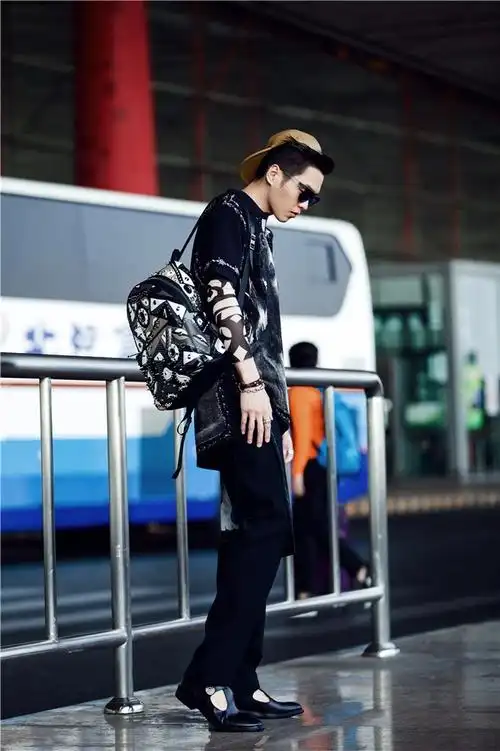 张若昀新街拍黑超短裙秀文艺复兴范儿