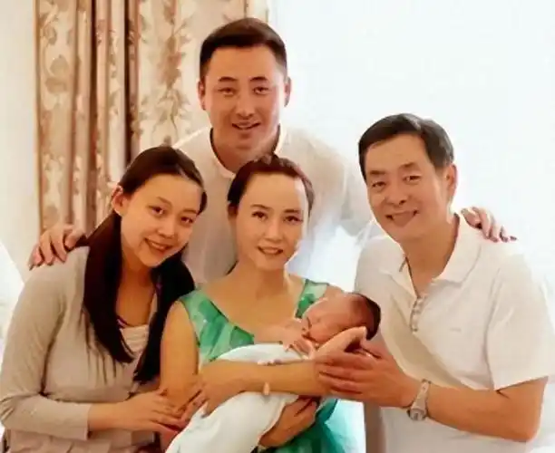 老演员父女对比刘亚津的女儿气质出众杜源的女儿是父亲的骄傲