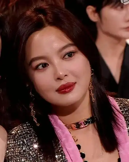 星光大赏明星怼脸生图:唐嫣苹果肌抢镜,金晨嘴歪,迪丽热巴妆太浓