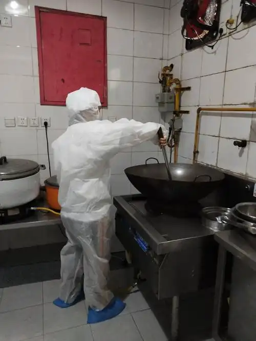 我们厨房工作人员正在为孩子们做美味可口的午餐哦^o