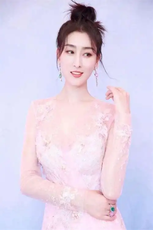 中饰演性格火爆,倔强不驯的"女土匪"郑幺妹,以及在热播剧《芈月传》中