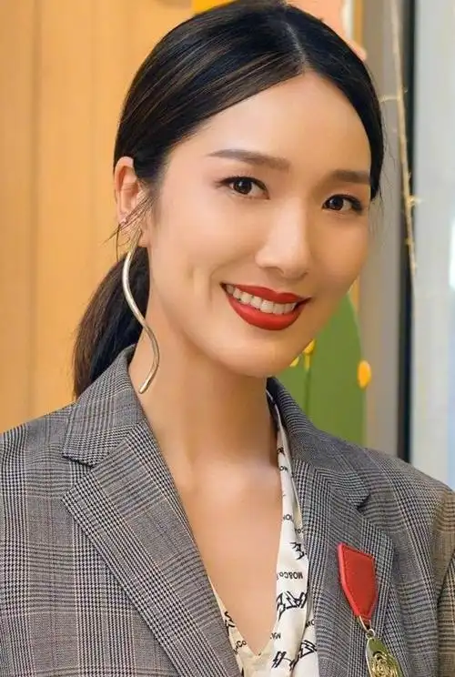 李亚男玉足穿简约凉鞋亮相美丽动人