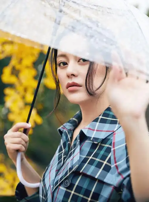 王力可电影《山歌》热映 最新街拍曝光时尚感十足