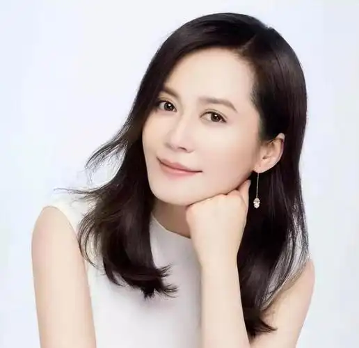 万万没料到,52岁"无人敢娶"的俞飞鸿,如今走上了另一条道路!