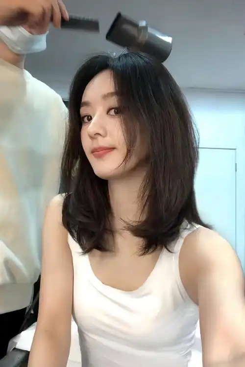 赵丽颖情人节晒照温柔甜美似少女,疑隔空为冯绍峰送祝福引争议