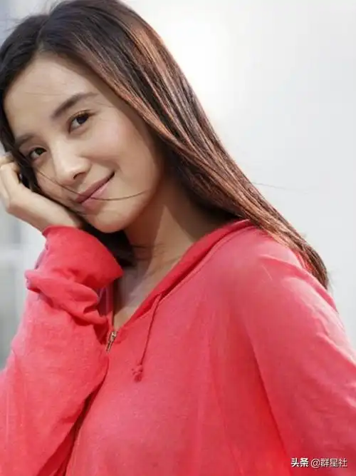 2004年,小宋佳和陈龙拍摄《出水芙蓉》相识,这个陈龙可不是拍摄《十二