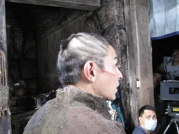 刘德华亲自操刀剃光头 成龙趁机收藏想拍卖