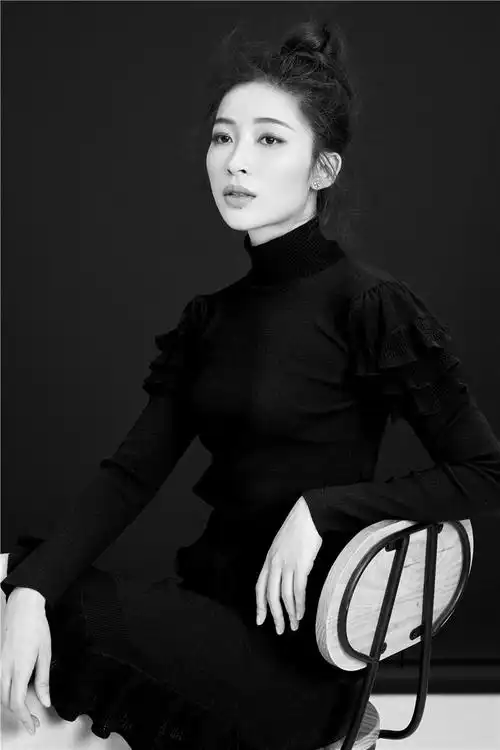 夏星最新写真 黑白之间的向上美