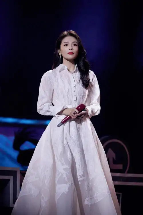 鞭策如羽翼,沐光滑出最美的弧线,恭喜@刘涛tamia荣获#微博之夜#"年度