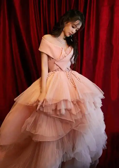 原创李沁的欧式公主风礼服造型太瞩目了穿粉色蓬蓬裙高贵优雅