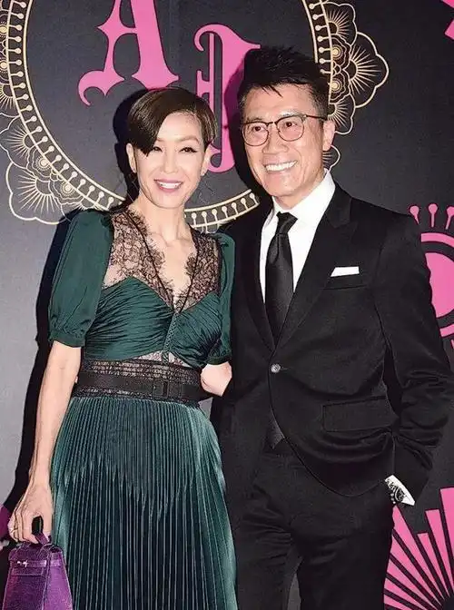 伍咏薇曾表示自己在知道的那一刻开始,真的有很大压力,因为你爱的人