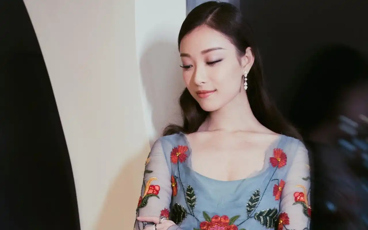 倪妮气质美艳写真电脑桌面壁纸下载