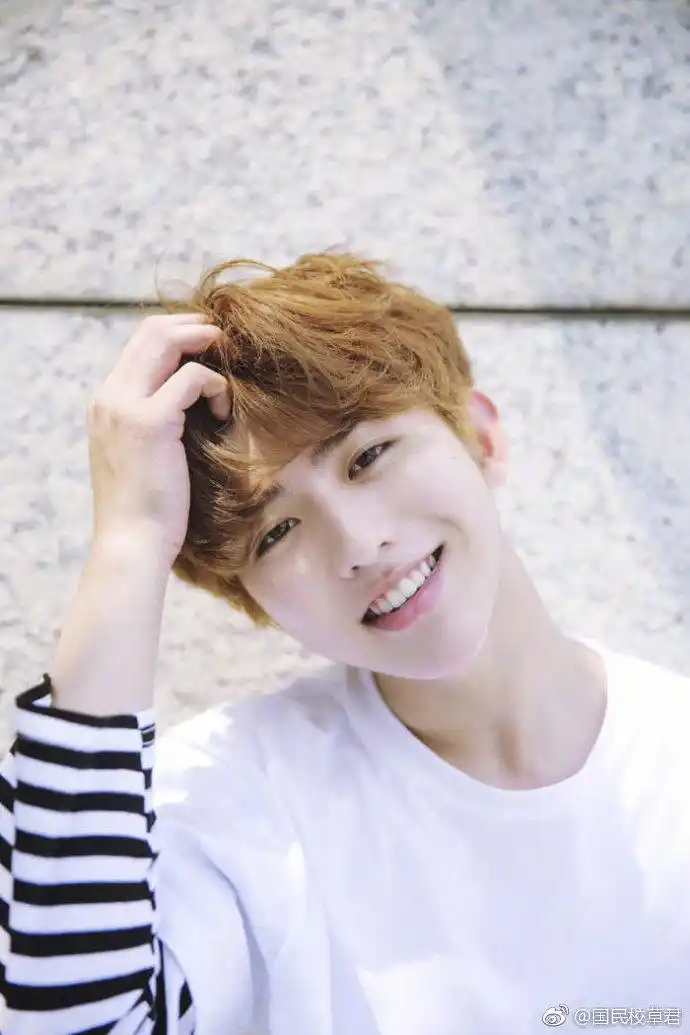 蔡徐坤上学时旧照.