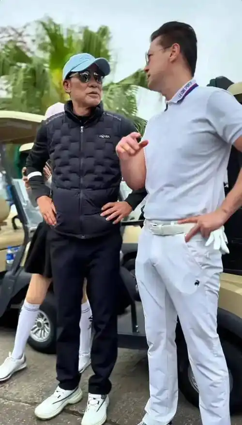 港星任达华王敏德澳门乡村打高尔夫,状态超年轻,与美女合影亲密_网友