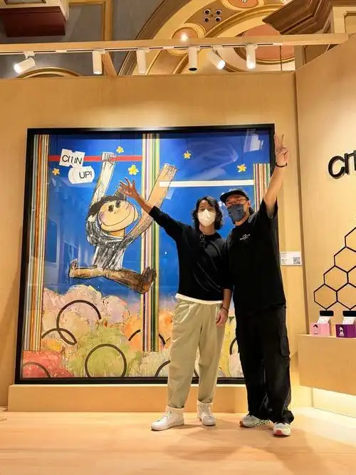 陈奕迅亮相澳门尘大馆与michaellau共同为巨型chinup作品真迹剪彩