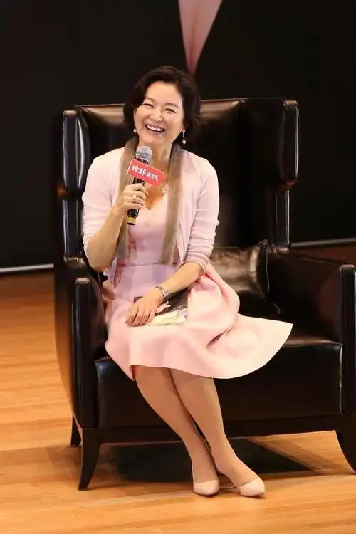 快70岁的林青霞穿粉裙不违和看着温婉大气就是搭配让人看不懂