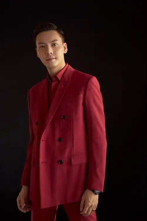 2021春晚明星造型热评:陈伟霆红色西装清爽绅士