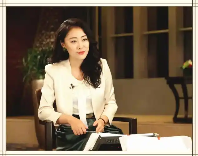 凤凰卫视主持人傅晓田的优雅是对于美丽的西西里风景