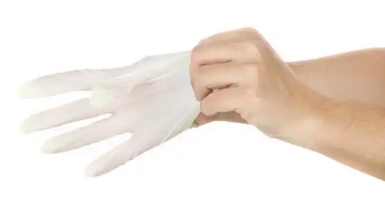 男医生的手放到无菌手术 g 的特写医用口罩和蓝色医疗手套医生显示