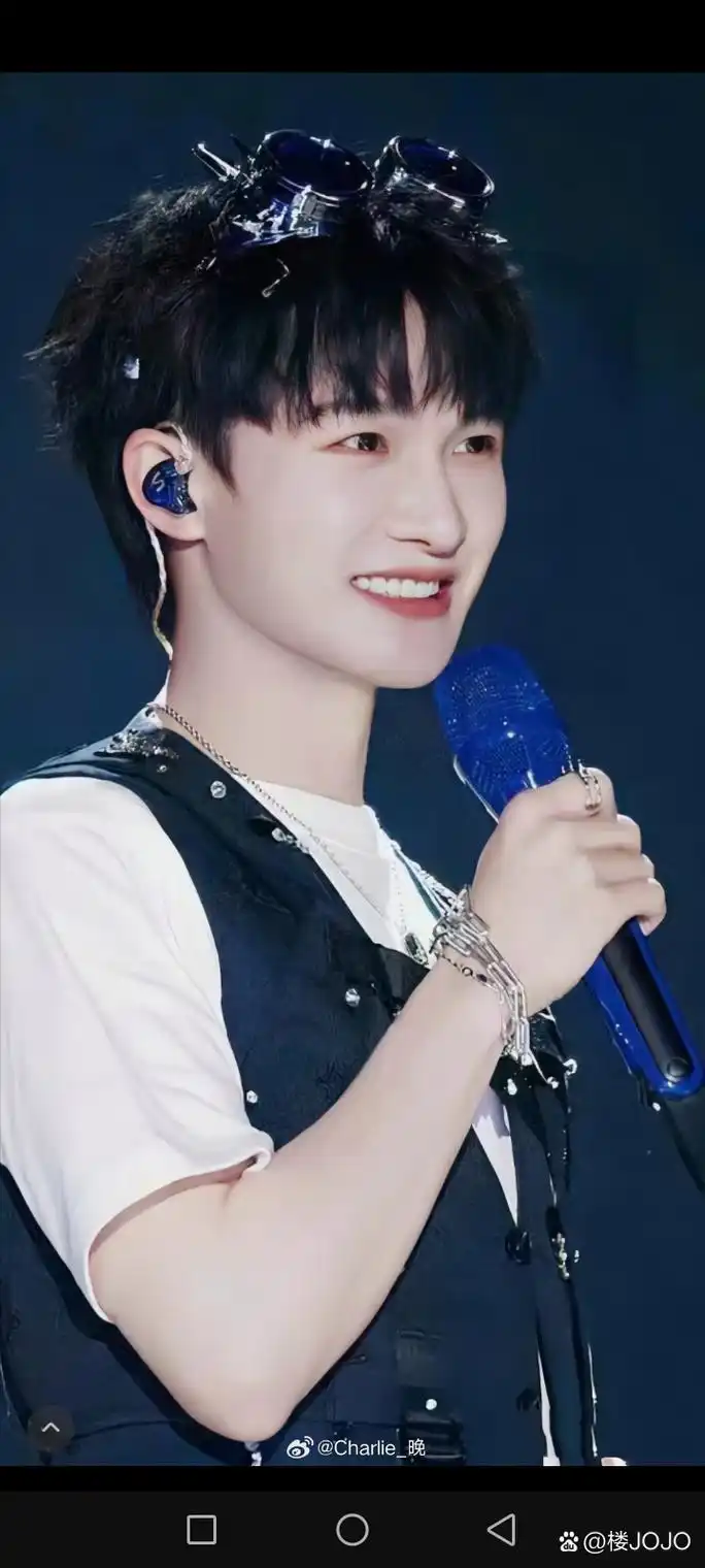 周深,一个干净阳光,温暖善良,励志向上,尊重老师前辈同仁,敬畏舞台,对